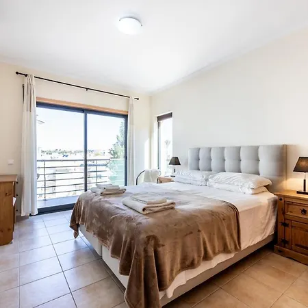 Lesley Armacao de Pera