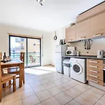 Lesley Apartman